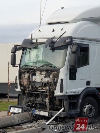 Wypadek w Grajewie. Kierujący ciężarówką uderzył w słup energetyczny na ul. Kopernika (zdjęcia)