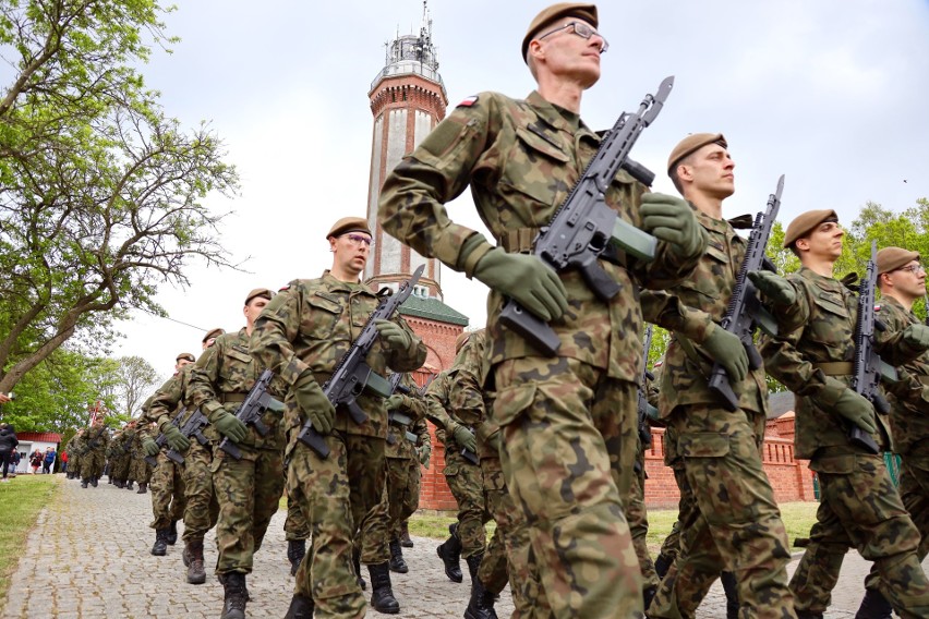 Żołnierze 14. Zachodniopomorskiej Brygady Obrony Terytorialnej złożyli przysięgę wojskową nad samym morzem [ZDJĘCIA]