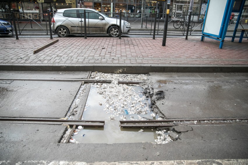 Kraków. Trwa przebudowa torowiska przy hali Korony. Mieszkańcy skarżą się na dziurę i wstrząsy na Kalwaryjskiej [ZDJĘCIA]