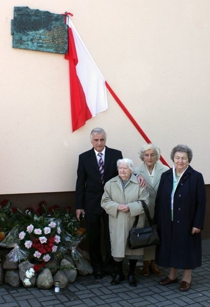 Tablicę odsłoniły byłe więźniarki nowosolskiej filii obozu Gross-Rosen Marta Polak, Helena Wesołowska i Helena Rogowska. Na zdjęciu stoją z nowosolaninem Lechem Rauchutem, którego ojciec zginął w Gross-Rosen.