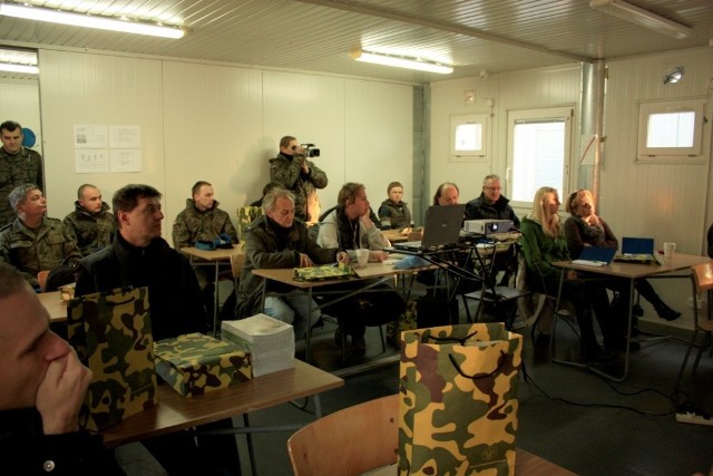 Dziennikarze biorący udział w kursie w kieleckiej jednostce wojskowej, najpierw przechodzą szkolenie teoretyczne.