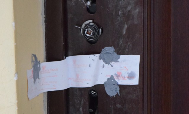 Prokuratorzy już drugi raz w ciągu ostatnich kilku miesięcy zamknęli drzwi do mieszkania przy ul. Łazienki w Gorzowie Wlkp. Powód? Śmierć.