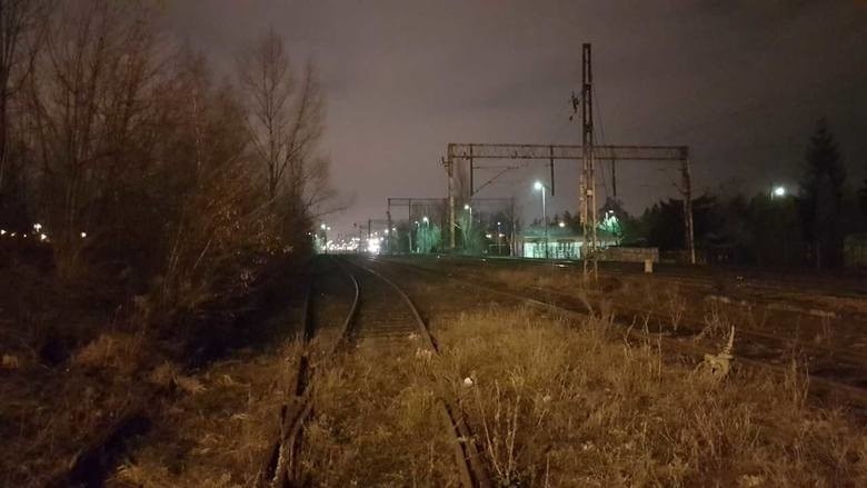 Wypadek na torach kolejowych przy ul. Srebrzyńskiej. Mężczyzna wpadł pod pociąg. Zginął na miejscu