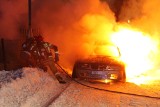 Pożar samochodu w Tarnobrzegu. Strażacy gasili płomienie, ale auto spłonęło doszczętnie (ZDJĘCIA, WIDEO)