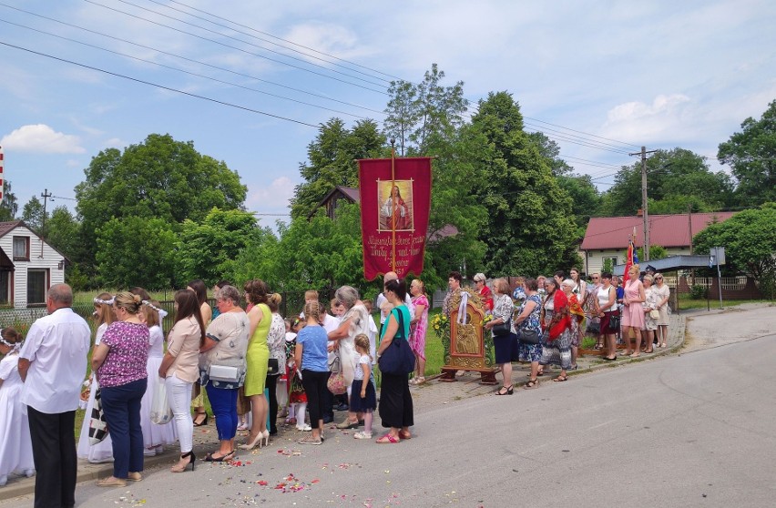 Boże Ciało 2022 w Kossowie, w gminie Radków. Wielu wiernych na procesji. Zobacz zdjęcia