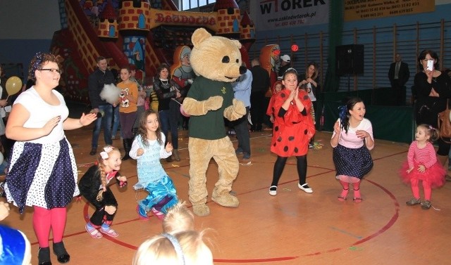 Niedzielny kinderbal w hali sportowej przy ulicy Kościuszki był bardzo udany. Dzieciaki harcowały na parkiecie, aż iskry sypały, wspierane przez tancerza nad tancerze - ogromnego MISIA z Odonowa.