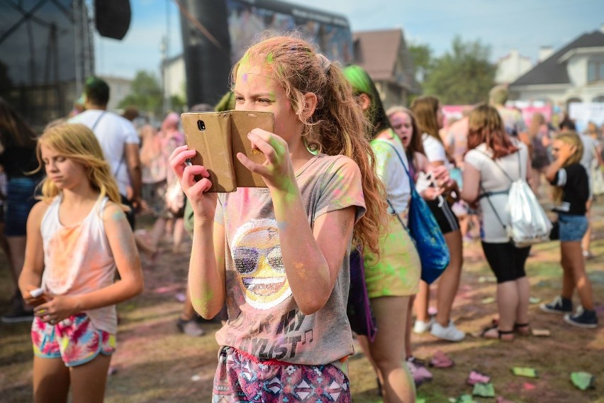 Tłumy na Youthest 2019 w Mielcu. Był Festiwal Kolorów i wiele innych atrakcji [ZDJĘCIA]