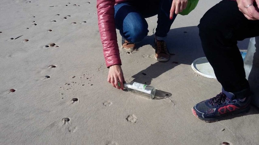 List w butelce został znaleziony na plaży w Rowach między...
