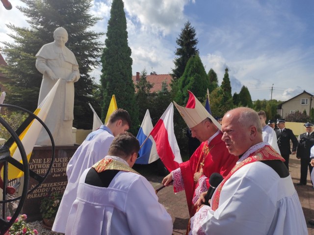 Pomnik świętego Jana Pawła II, wykonany z piaskowca, stanął obok kościoła pod wezwaniem świętego Krzyża w Borkowicach.