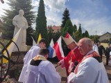 Kamienny pomnik świętego Jana Pawła II stanął przy kościele w Borkowicach, pomnik poświęcił biskup Marek Solarczyk