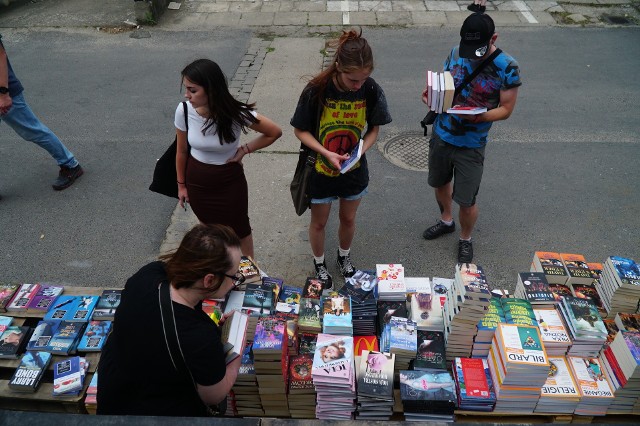 Poznaniacy wybrali się na ulicę Żmigrodzką, aby kupić książki w niskiej cenie, a przy okazji wesprzeć fundację Zero-Pięć na rzecz zdrowia psychicznego małych dzieci.