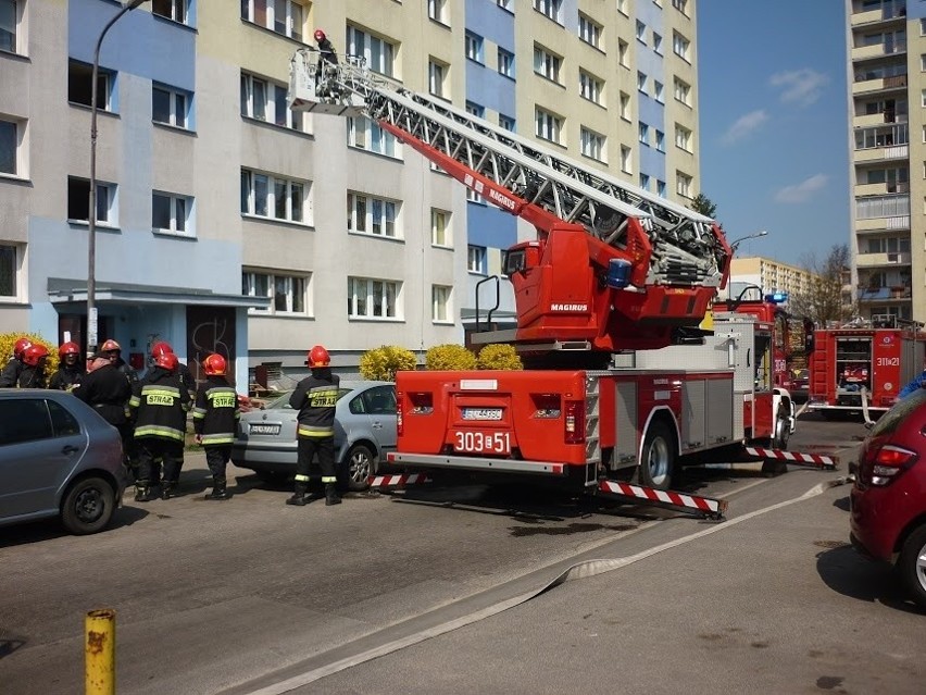 Pożar w bloku przy Olimpijskiej. Spłonęła rozdzielnia elektryczna [ZDJĘCIA]