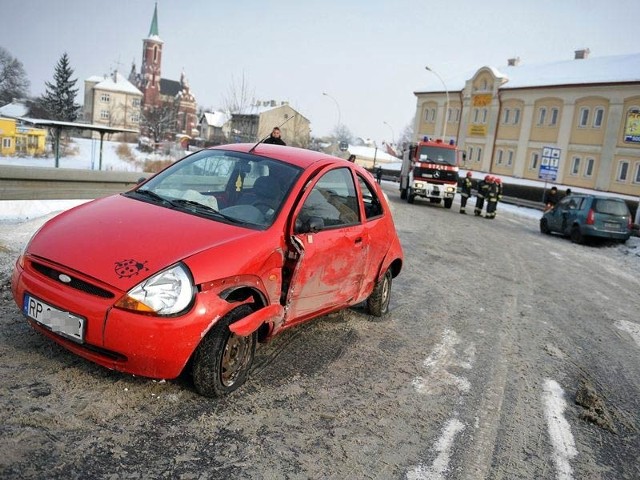 Wypadek na ul. Zana w PrzemyśluUlica Zana była całkowicie zablokowana, a policjanci kierowali pojazdy na objazdy. Kierowca forda ka został ukarany mandatem karnym.