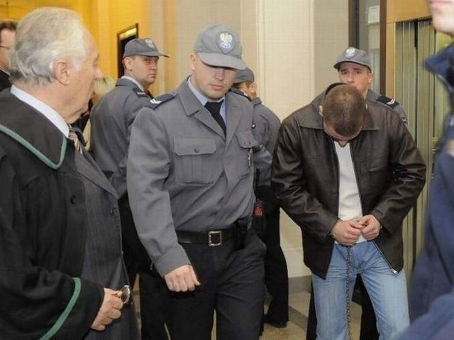 Śledczy prokuratury Bydgoszcz-Południe zarzucają też S. udział w innej bójce. Latem 2010 roku na Wzgórzu Wolności od ciosu nożem w serce zmarł 16-letni Jakub O.