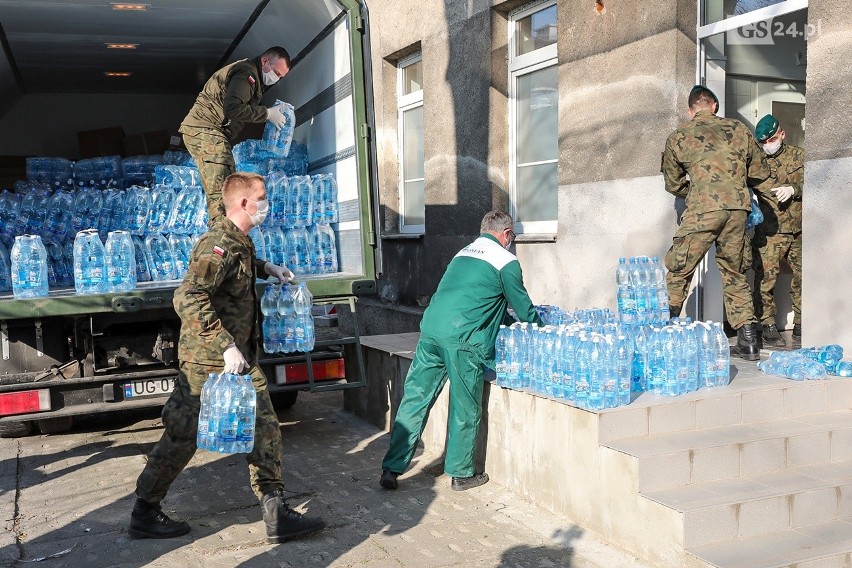 Dwie ciężarówki darów trafiły do szpitala przy Arkońskiej. Z pomocą przybyli żołnierze