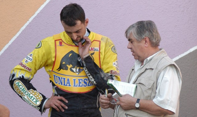 Wrzesień 2003. Zdzisław Dobrucki z synem Rafałem w parku maszyn na stadionie w Zielonej Górze