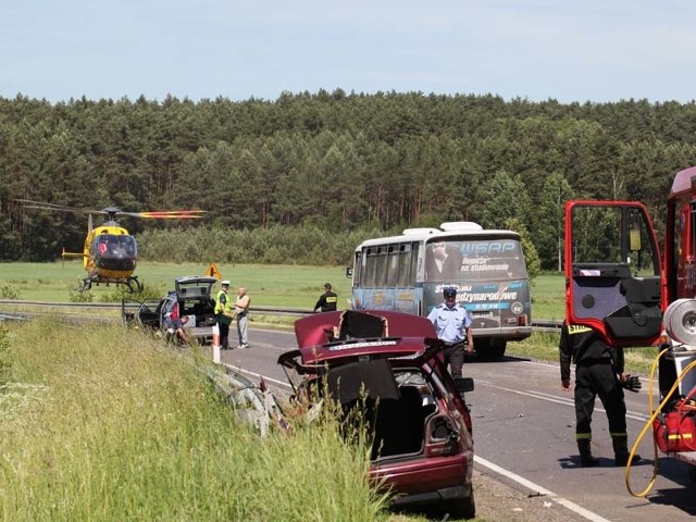 Na miejsce wypadku przyleciał także śmigłowiec lotniczego pogotowia ratunkowego