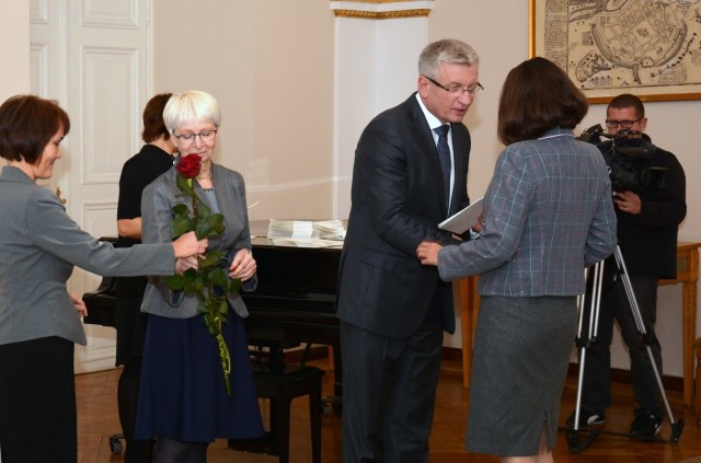 W Dniu Edukacji Narodowej miasto wręczyło nagrody dla najlepszych nauczycieli i stypendia dla wybitnych uczniów, którzy będą studiować w Poznaniu