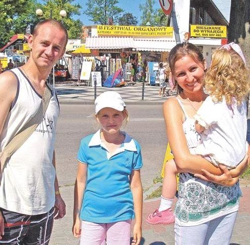 Kamila i Jarosław Piaszczyk z Katowic ze swoimi córkami przyjechali do Mielna w piątek. Chcą tu być 10-12 dni. 