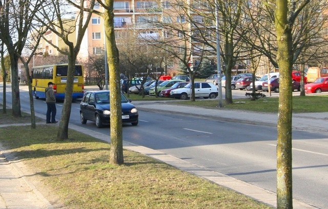 Mieszkańcom ulicy Dmowskiego wygodniej jest przechodzić w niedozwolonym miejscu.