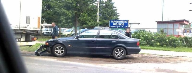 Tir uszkodził przód bmw. W zderzeniu nikt nie ucierpiał.