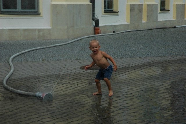 Dzieci z Bielska bez skrępowania chłodzą się w wodzie