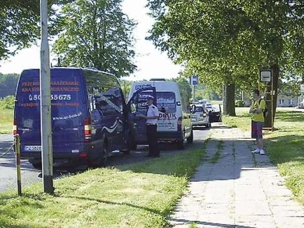 Policjanci w odpowiedzi na wezwanie skontrolują pojazd przewożący dzieci. Warto jednak dwa, trzy dni wcześniej telefonować w tej sprawie pod 94 3429 374 (wydział ruchu drogowego), bo dzwoniąc w ostatniej chwili trzeba się liczyć z dłuższym oczekiwaniem.