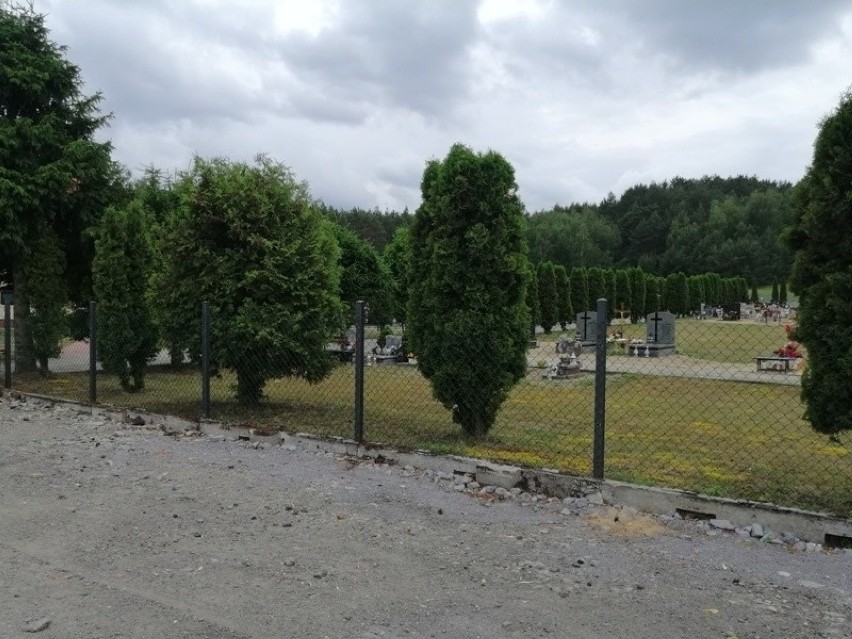 W czerwcu 2020 roku z ogrodzenia wokół cmentarza w Nietkowie...