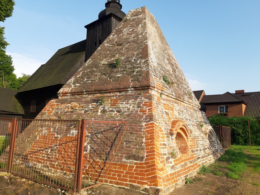 XVIII-wieczna piramida, grobowiec rodu von Ebenów, znajduje...