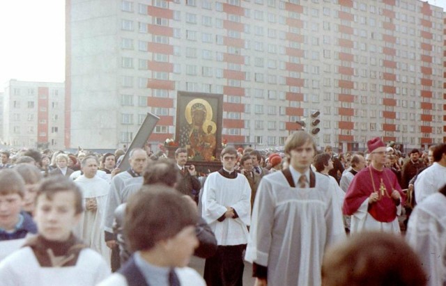 18 grudnia 1980 bp Józef Rozwadowski erygował parafię Matki Bożej Jasnogórskiej na Widzewie Wschodzie w Łodzi. Na zdjęciu Procesja wokół placu pod budowę kościoła.