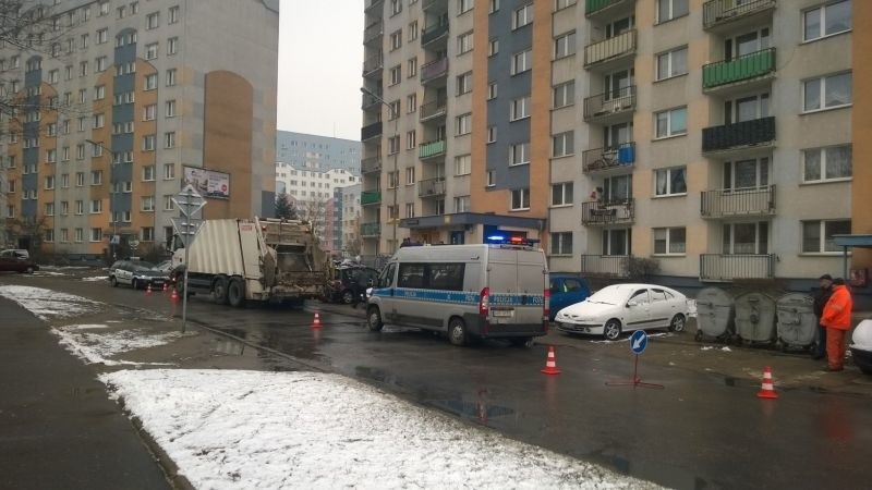 Śmiertelny wypadek na ul. Czernika! Śmieciarka potrąciła kobietę! [zdjęcia]