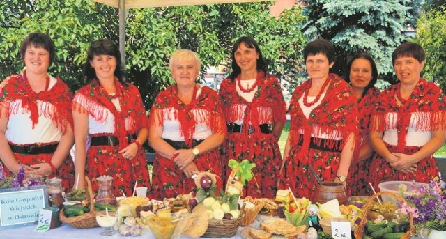 Zwyciężczynie konkursu na najlepszą potrawę z ogórków z  Koła Gospodyń Wiejskich w Ostrowie