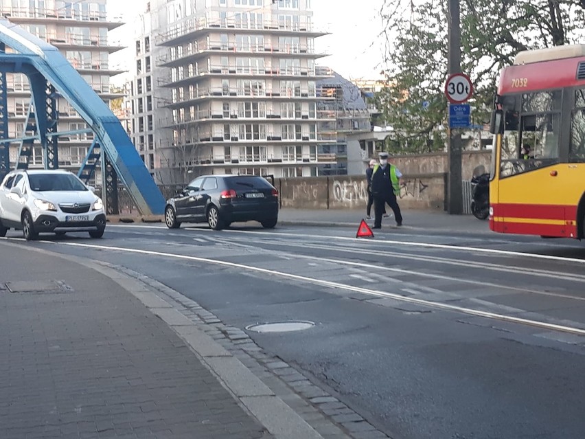 Tramwaje nie jeździły przez most Sikorskiego. Zepsuty samochód zablokował torowisko (ZDJĘCIA)