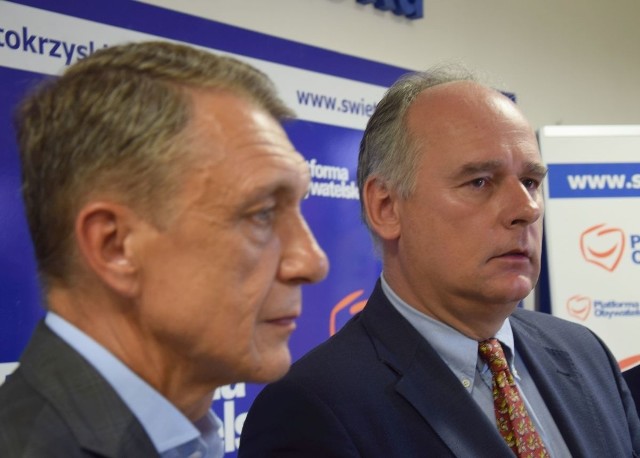 Wicemarszałek województwa świętokrzyskiego Jan Maćkowiak (z lewej) i Paweł Zalewski podczas piątkowej konferencji prasowej