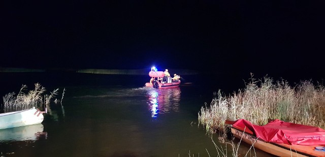 Od wczorajszego (12 września) wieczoru na jeziorze Łebsko trwają poszukiwana wędkarza. Akcję prowadzi kilka służb. 55-letni mężczyzna, mieszkaniec gminy Główczyce, wypłynął w środę,12 września, łodzią z Izbicy na jezioro Łebsko w celu połowu ryb. Kiedy wieczorem nie wrócił ok. godz. 22 zaniepokojona rodzina powiadomiła policję. W akcji poszukiwawczej, oprócz policji, biorą udział również strażacy z Jednostki Ratowniczo-Gaśniczej z Ustki, strażacy - ochotnicy z jednostek OSP z Główczyc i Izbicy, a także dwie łodzie motorowe ratownictwa morskiego z Łeby oraz śmigłowiec ratownictwa morskiego z Gdyni.