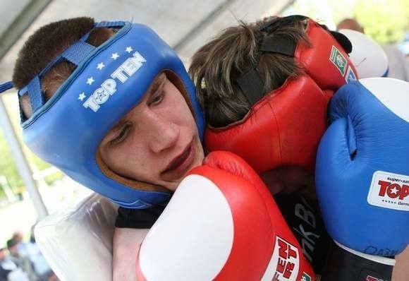 Wygrał w pierwszej walce mistrzostw Polski juniorów w boksie Przemysław Runowski. Pięściarz KS Damnica w Lesznie, gdzie odbywają się walki, w wadze do 69 kg pokonał 5:0 Przemysława Pikulika ze Sparty Złotów.