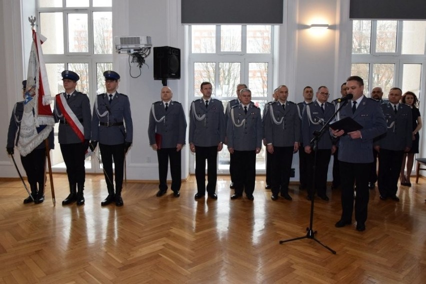 20 nowych podkarpackich policjantów złożyło ślubowanie. Znasz któregoś z nich? (zdjęcia)