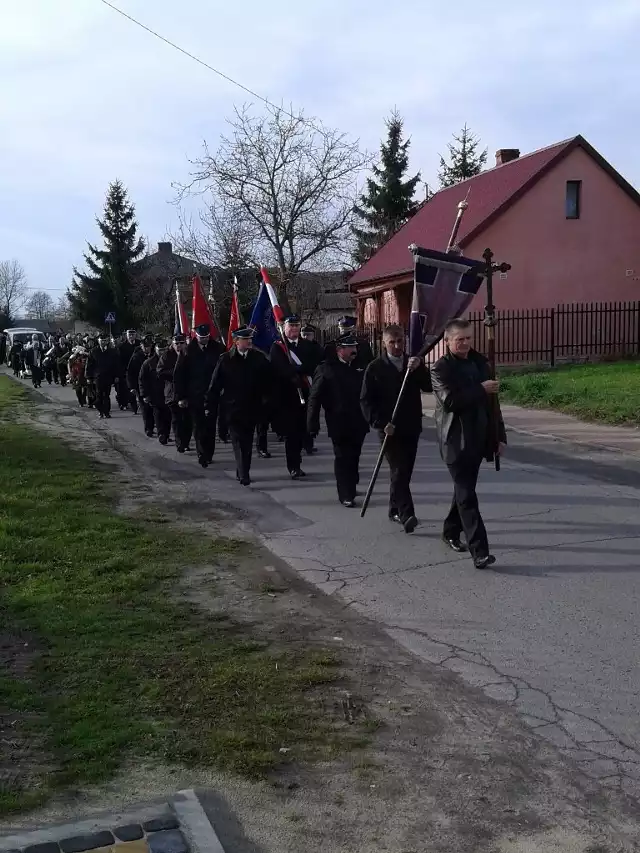 Druha Leszka Widerskiego pożegnały poczty sztandarowe z całego powiatu lipskiego.