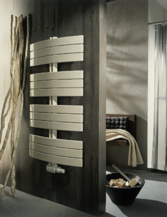 Grzejnik łazienkowy ApolimaGrzejnik łazienkowy Apolima - przestrzeń oddzielająca poszczególne sekcje kolektorów pozwala na wygodnewieszenie ręczników.