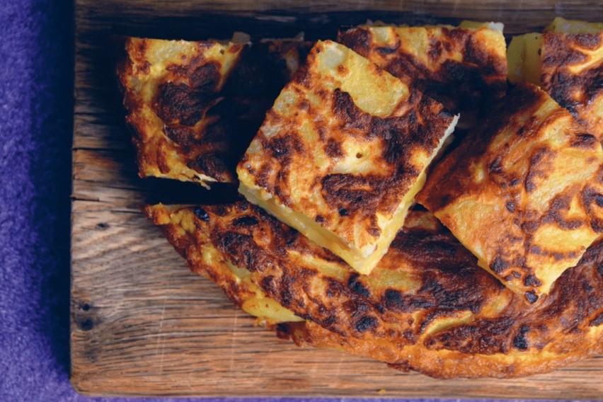 Tradycyjna tortilla de patatas to omlet z ziemniakami, który...