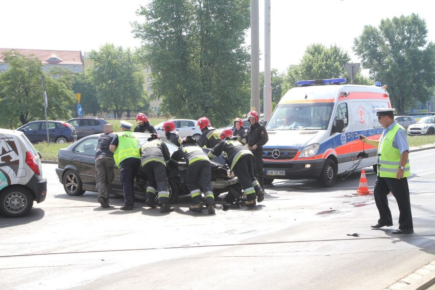 Wrocław: Wypadek na pl. Społecznym. Hyundai zderzył się z BMW (ZDJĘCIA)