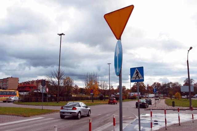 Nie wszyscy kierowcy przestrzegają przepisów, wyjeżdżając z parkingu przy dworcu PKS. Zwłaszcza młodzi, którzy spiskiem opon odjeżdżają sprzed  okolicznych barów