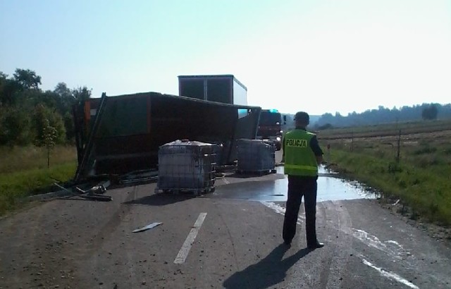 Naczepa ciężarówki przewożącej pojemniki z grafitem przewróciła się na jezdni obwodnicy Kurozwęk. Substancja rozlała się na drodze na długości około 30 metrów.