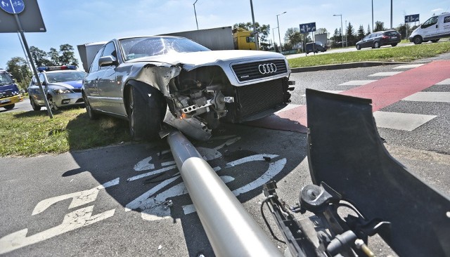 Do zdarzenia doszło we wtorek, 29 sierpnia, na rondzie Batorego w Zielonej Górze. Kierująca samochodem kia uderzyła w bok audi, które następnie wypadło na pobocze ścinając lampę.