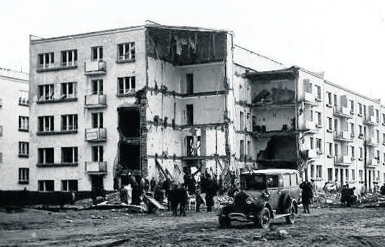 Zniszczony wybuchem dom przy ul. Piłsudskiego.  Z lewej...