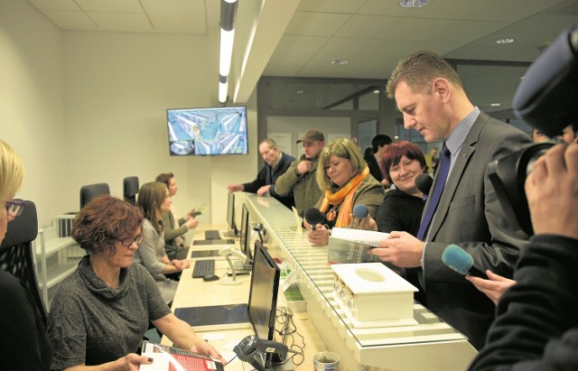 Od poniedziałku książki można już wypożyczać przy ul. Skłodowskiej na I piętrze dawnej biblioteki uniwersyteckiej. Skorzystał z tego m.in. wicemarszałek województwa podlaskiego Maciej Żywno.