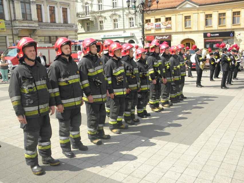 Uroczysty apel z okazji Dnia Strażaka na rynku w Rybniku