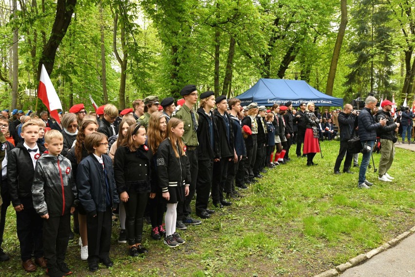 Uroczystości na 3-go maja w Kielcach. Tłumy przy pomniku Staszica, uroczyste wciągniecie Flagi Państwowej i hymn. Zobaczcie zdjęcia i film
