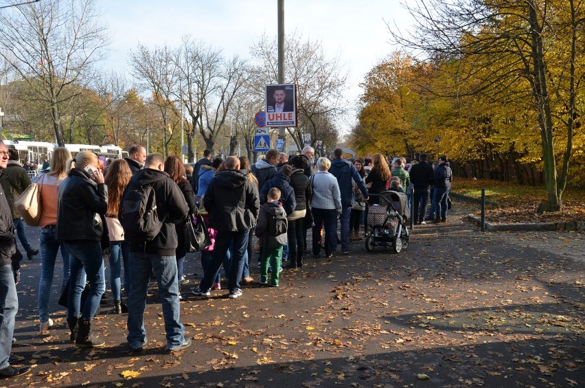 Afrykarium zakorkowało Wrocław. Kierowcy stali już przed pl. Społecznym. Tłumy pod kasami (ZDJĘCIA)