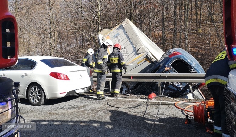 Groźny wypadek. Tir przygniótł auto, w środku kobieta (ZDJĘCIA)